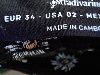 Jeans Stradivarius de la taille 34, de couleur fleurs de denim