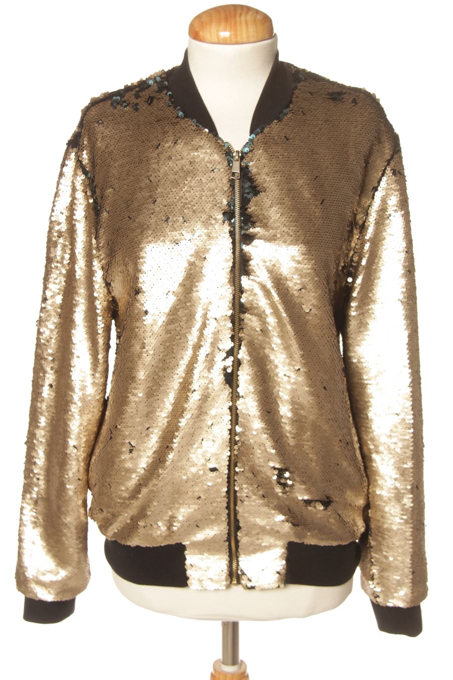 Cazadora de Stradivarius de la talla S, de color dorado