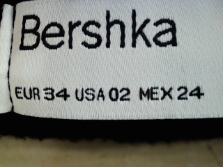 Jeans Bershka de la taille 34, de couleur noir de denim