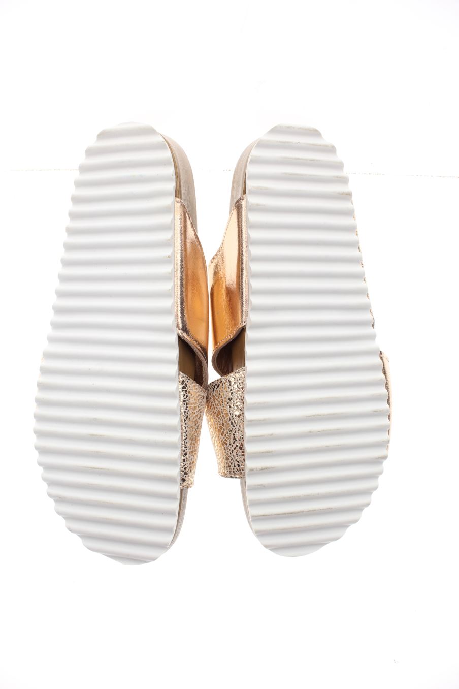 Sandalias planas de Pedro Torres de la talla 37, de color dorado de