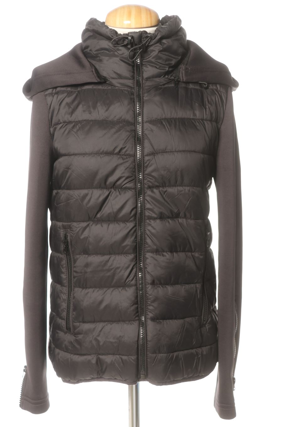 Cazadora de Zara de la talla M, de color negro