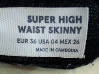 Vaquero de Bershka de la talla 36, de color negro de ropa vaquera