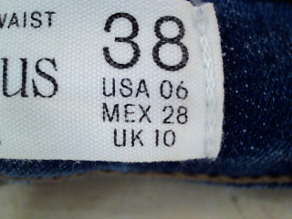 Jeans Stradivarius de la taille 38, de couleur bleu de denim