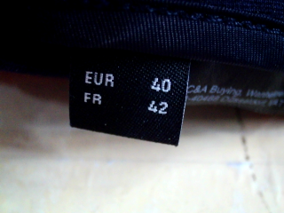 Pantalon C&A de la taille 42, de couleur bleu marine
