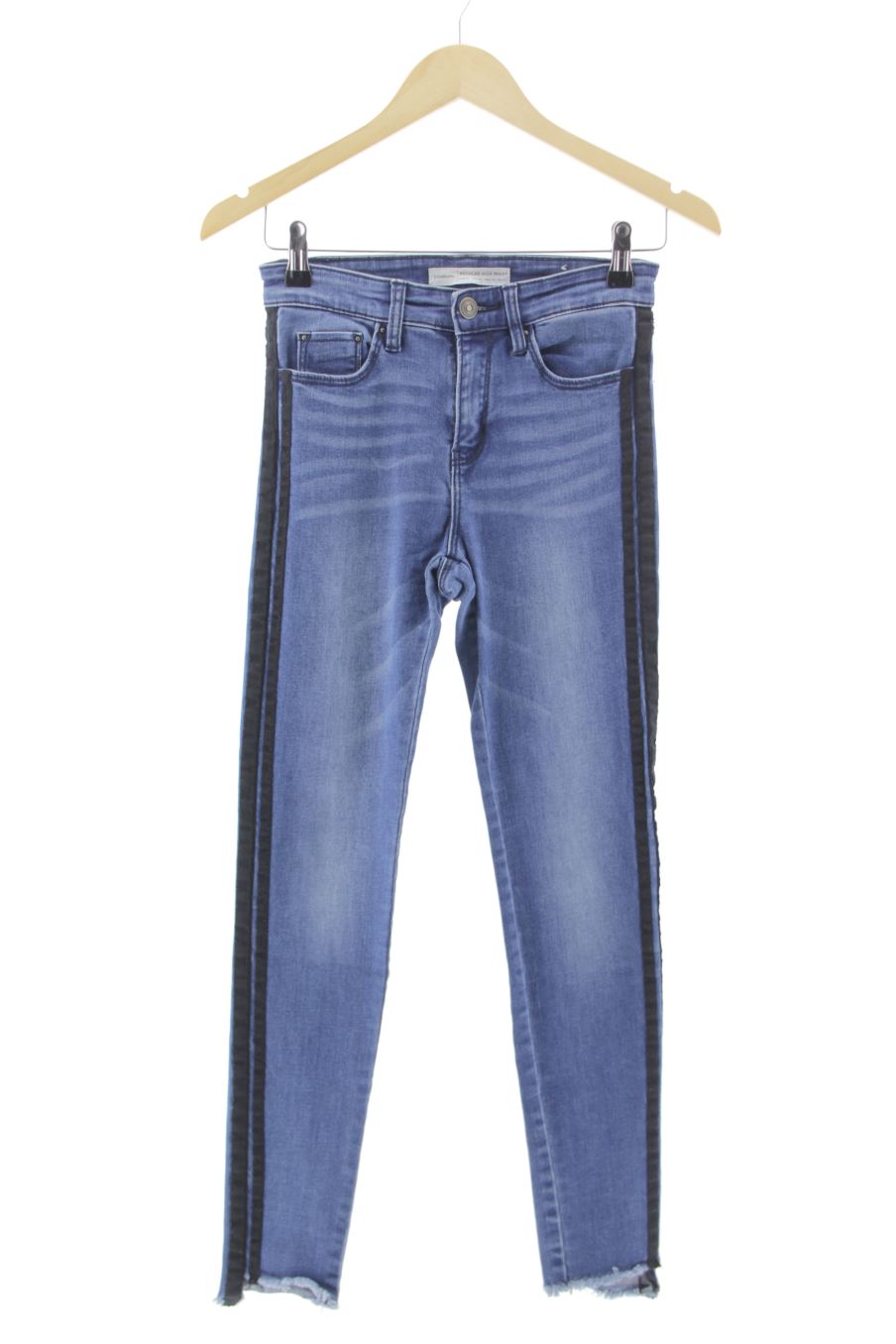 Jeans Stradivarius de la taille 36, de couleur bleu de denim