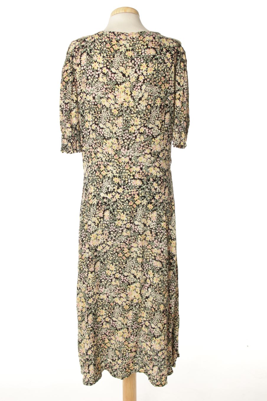 Robe casual Only de la taille M, de couleur fleurs