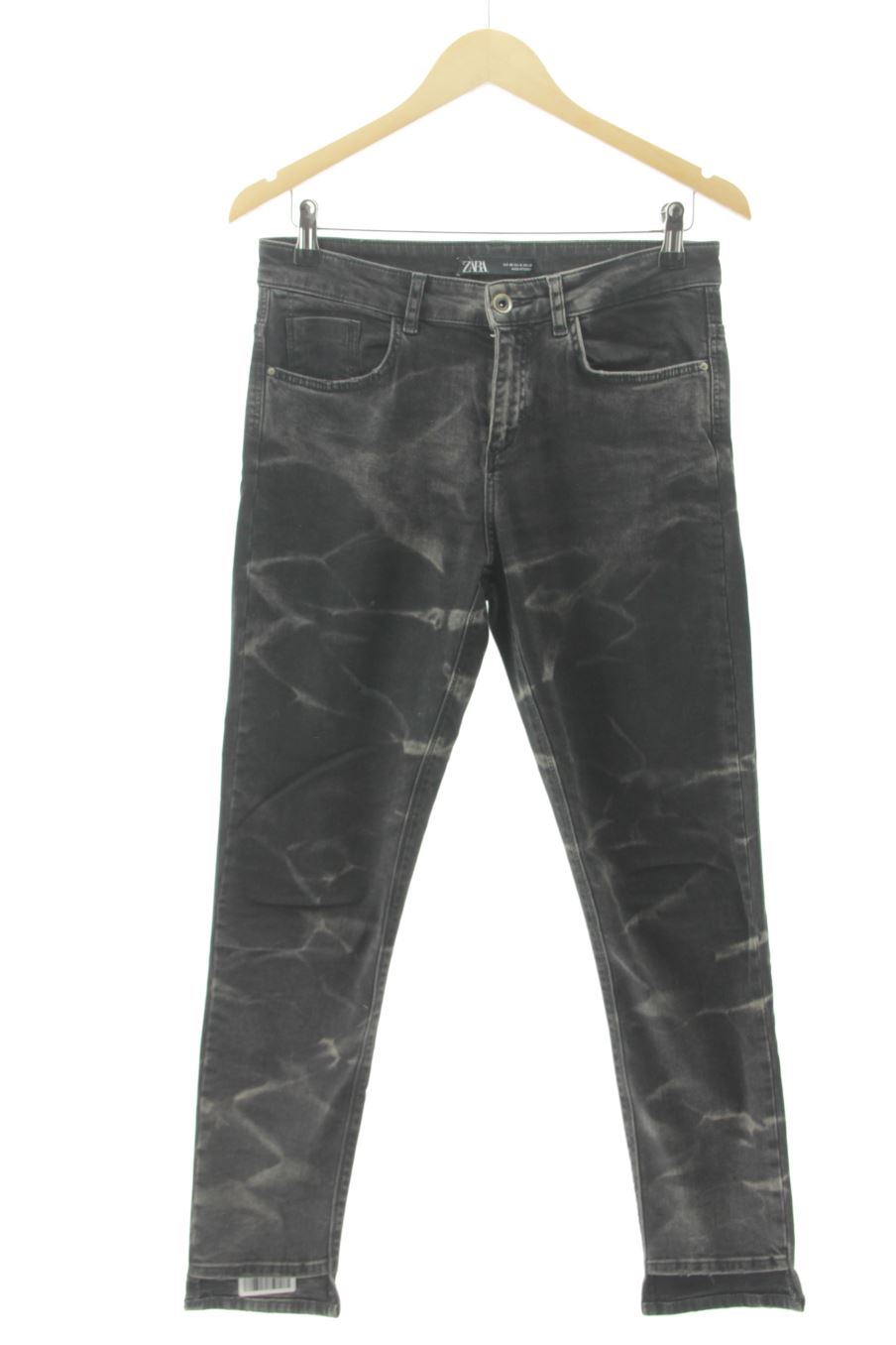 Jeans Zara de la taille 40, de couleur noir de denim