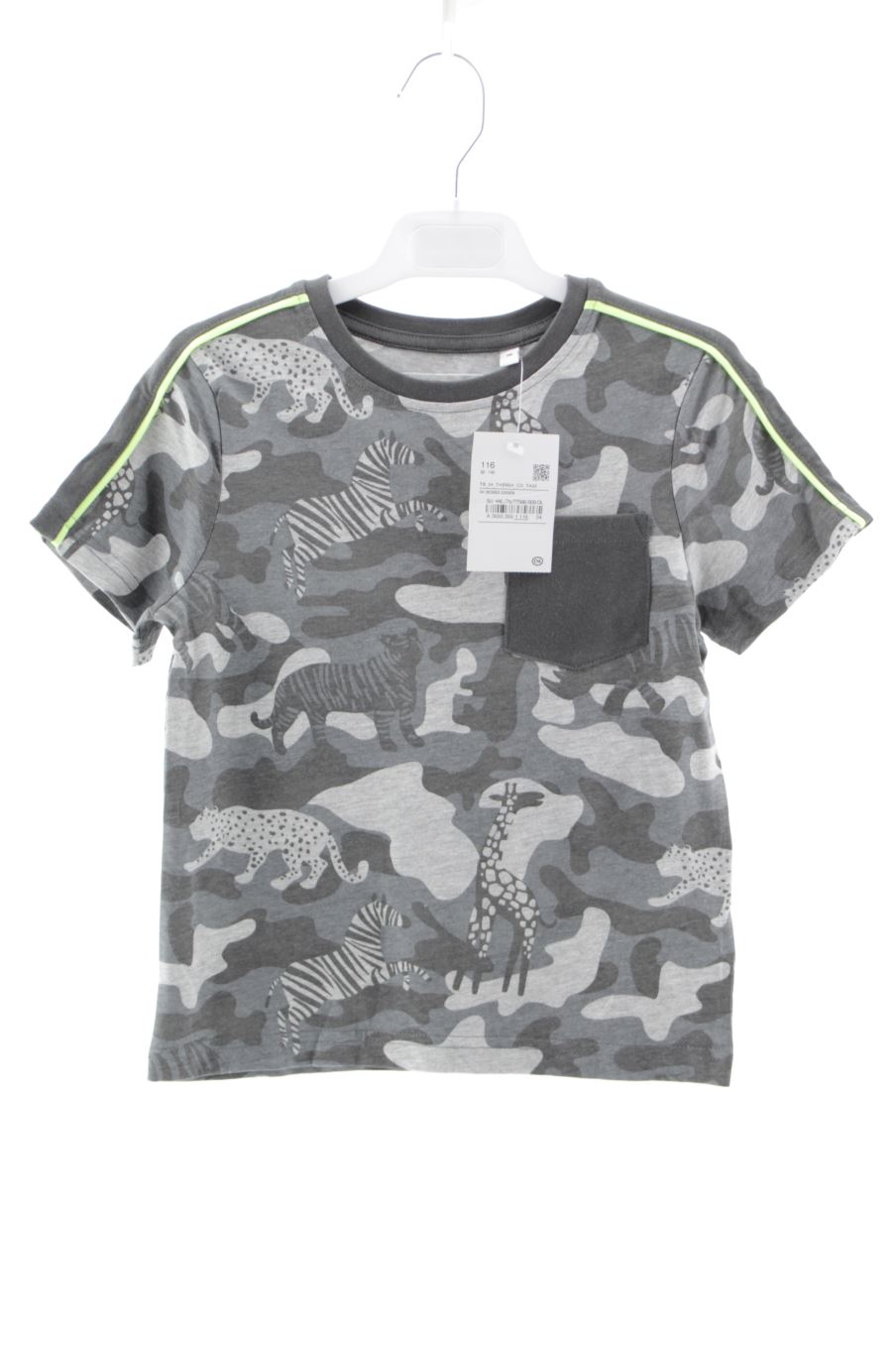 T-shirt C&A de la taille 6 ans avec une étiquette