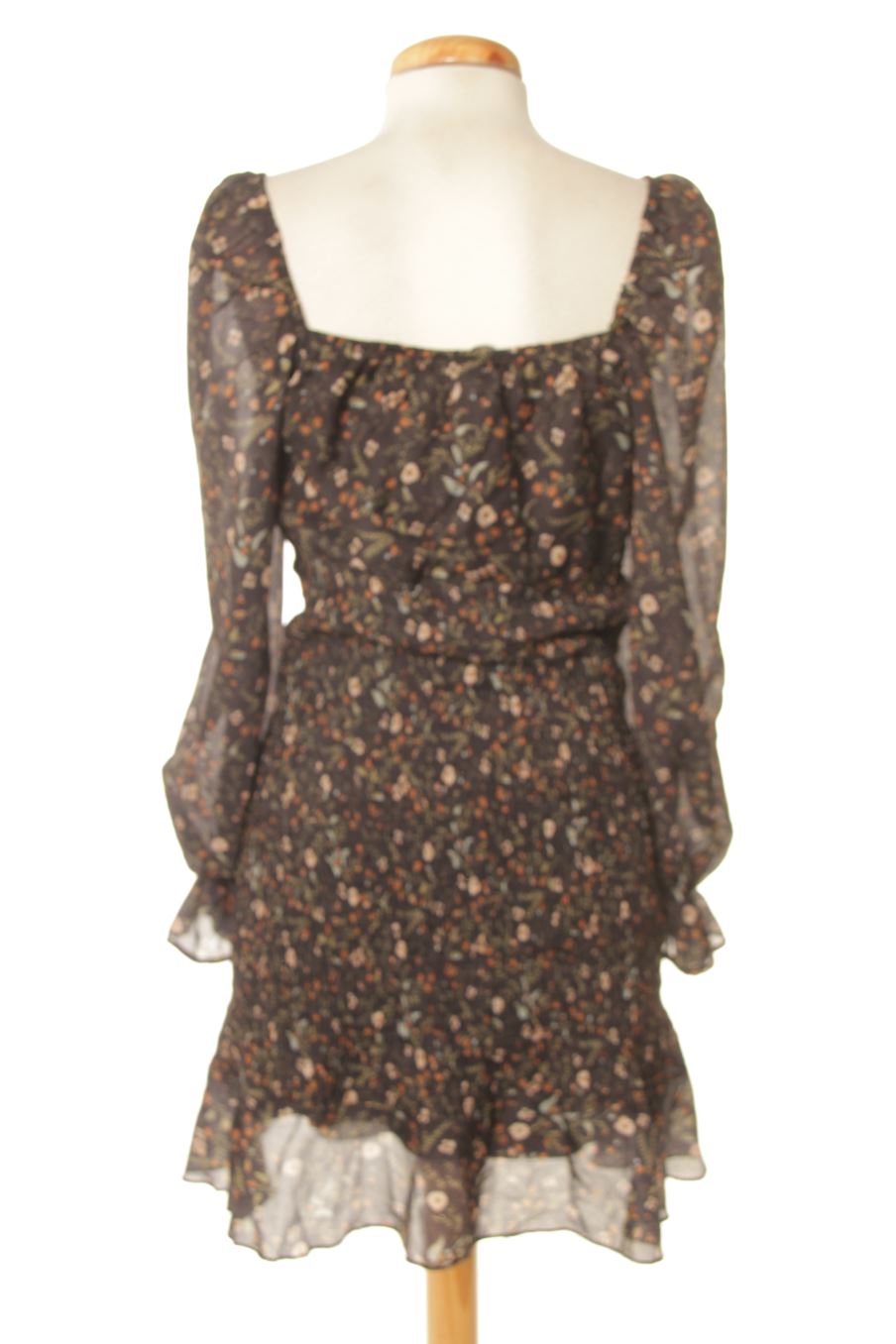 Einfaches Kleid von TRENDYOL Größe 40, Farbe Geblümt, für