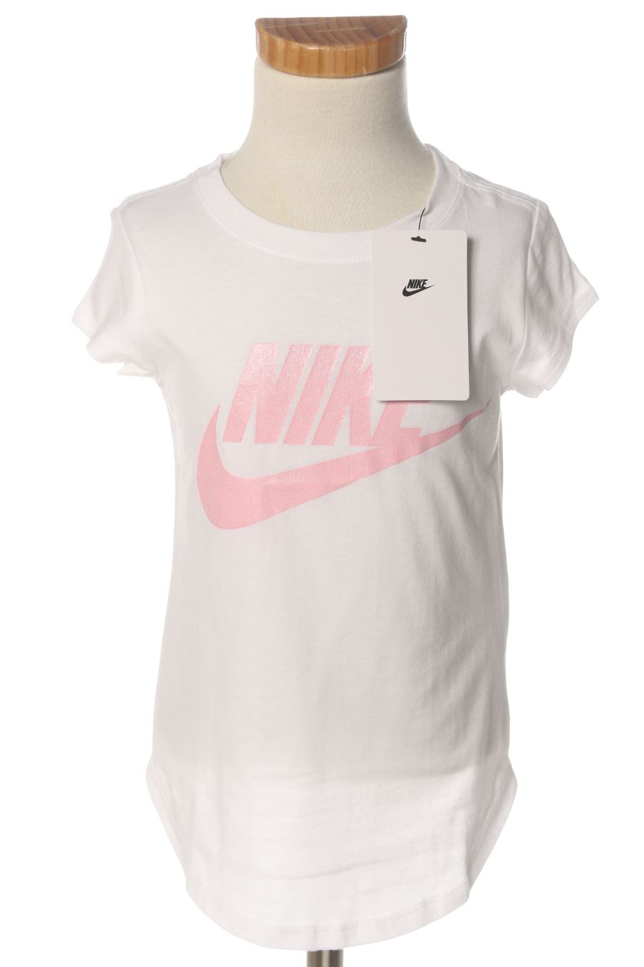 T-shirt Nike de la taille 6 ans avec une étiquette