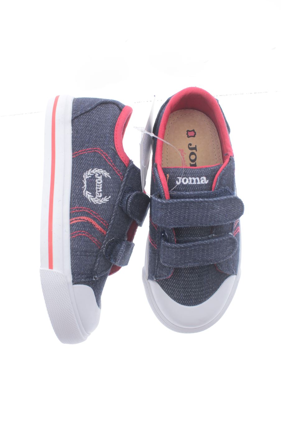 Chaussures de sport Joma de la taille 26 avec une étiquette