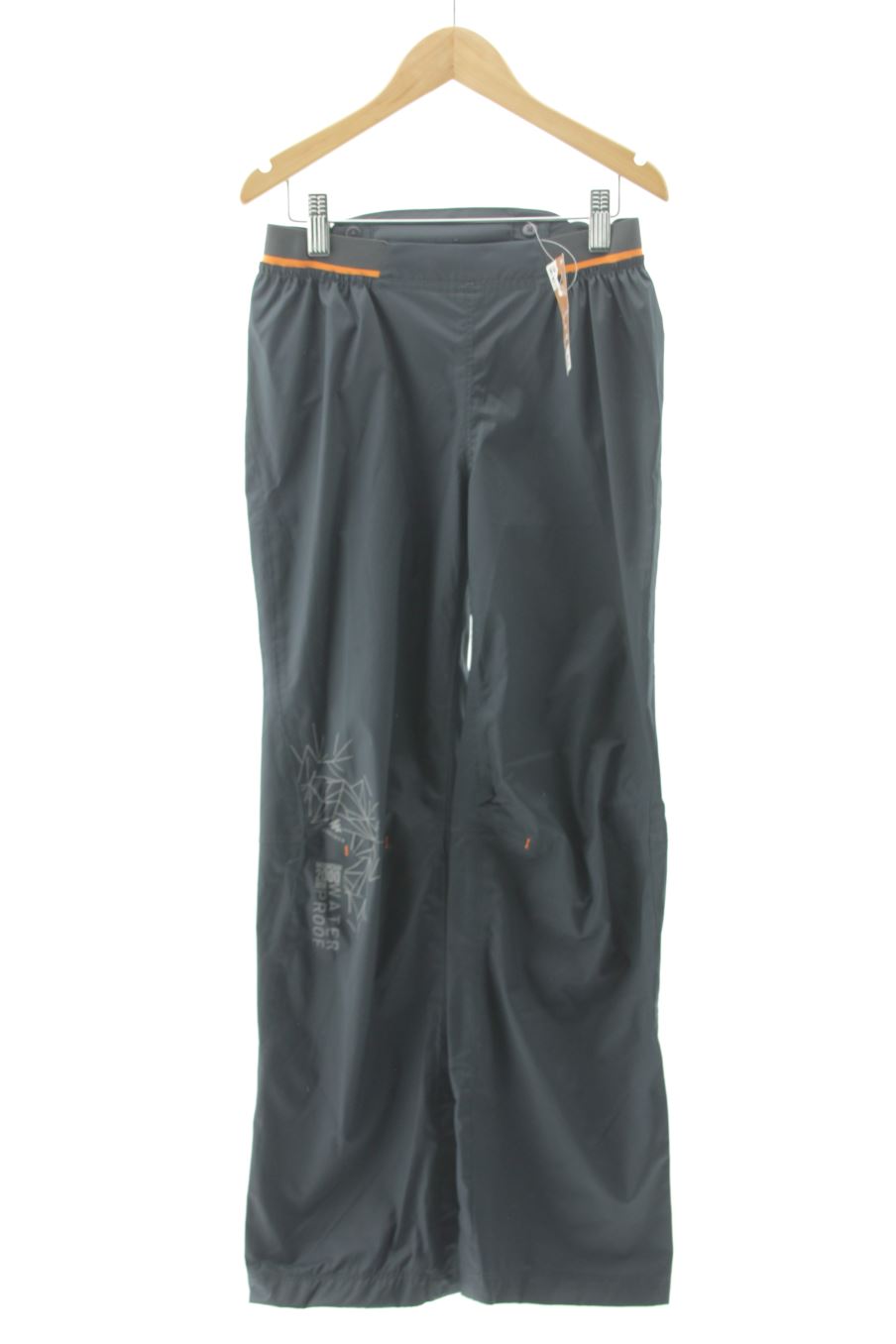 Pantalon Decathlon de la taille 8 ans avec une étiquette