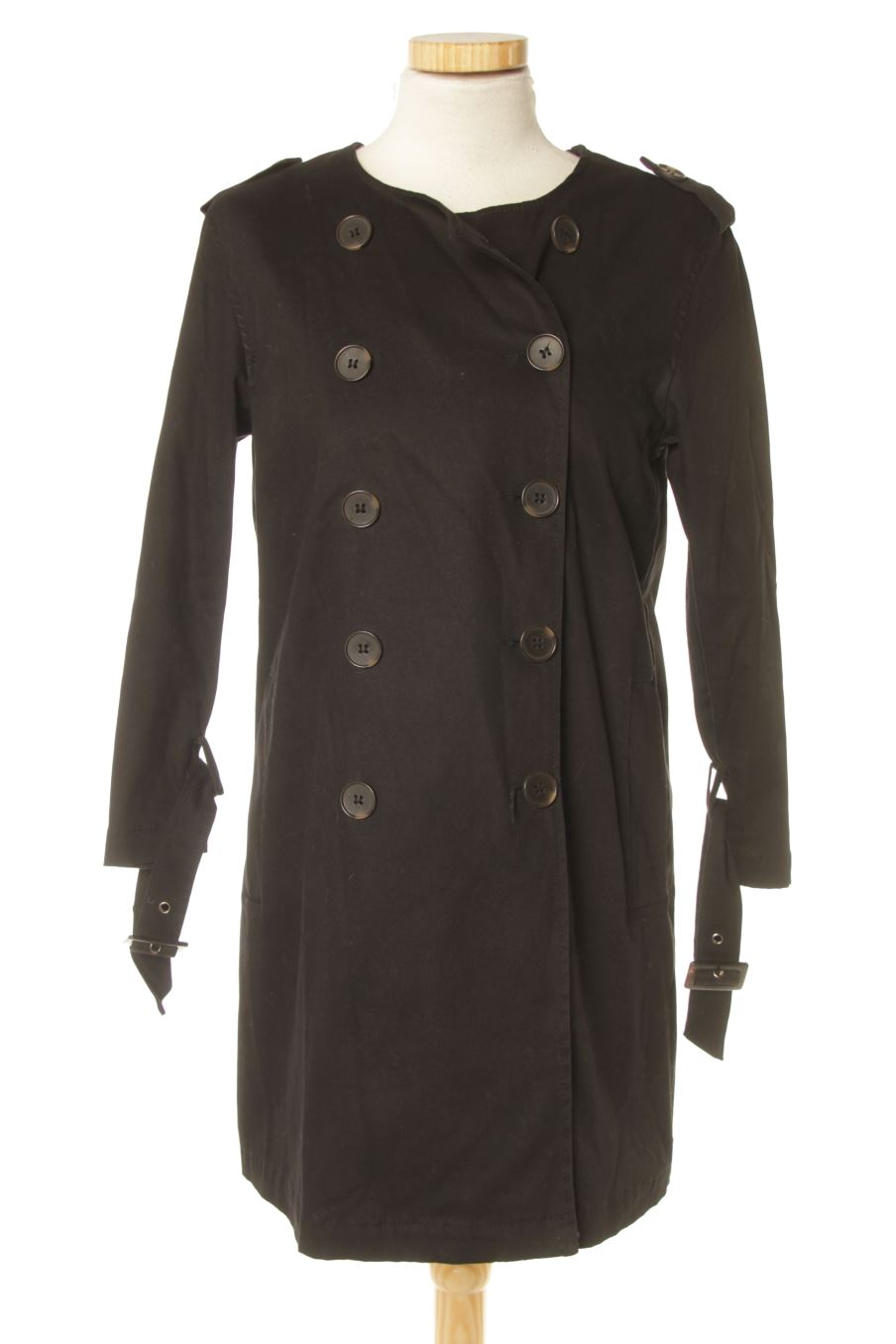 Abrigo de Pull & Bear de la talla M, de color negro
