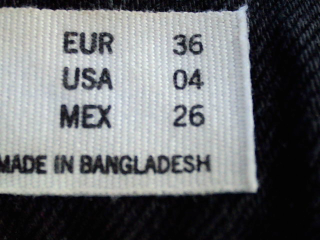Falda de Bershka de la talla 36, de color negro de ropa vaquera