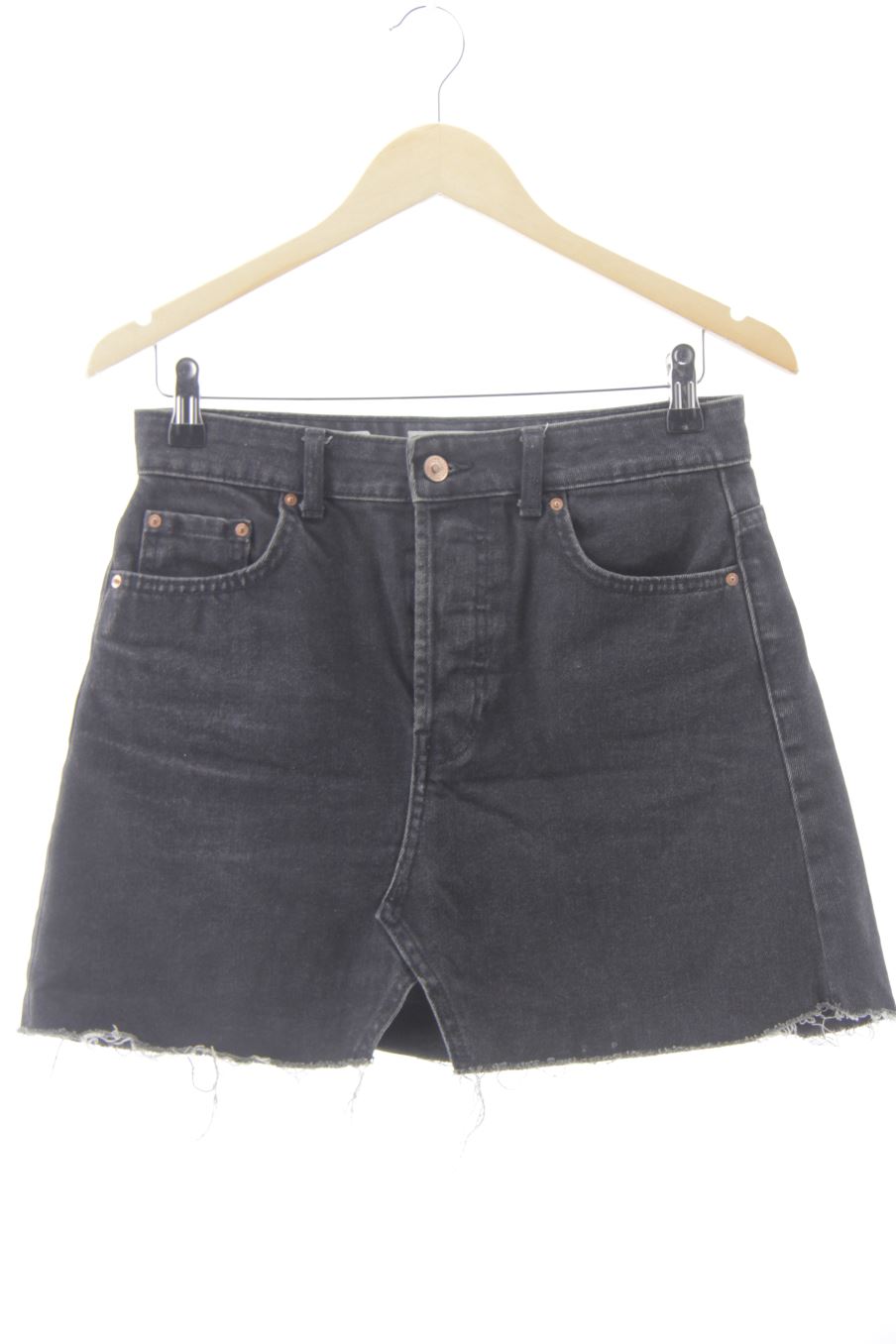 Falda de Bershka de la talla 36, de color negro de ropa vaquera