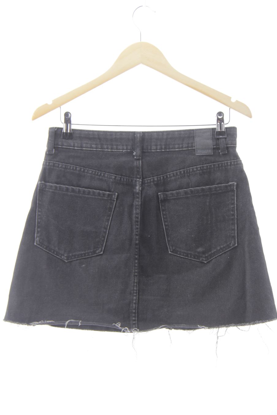 Falda de Bershka de la talla 36, de color negro de ropa vaquera