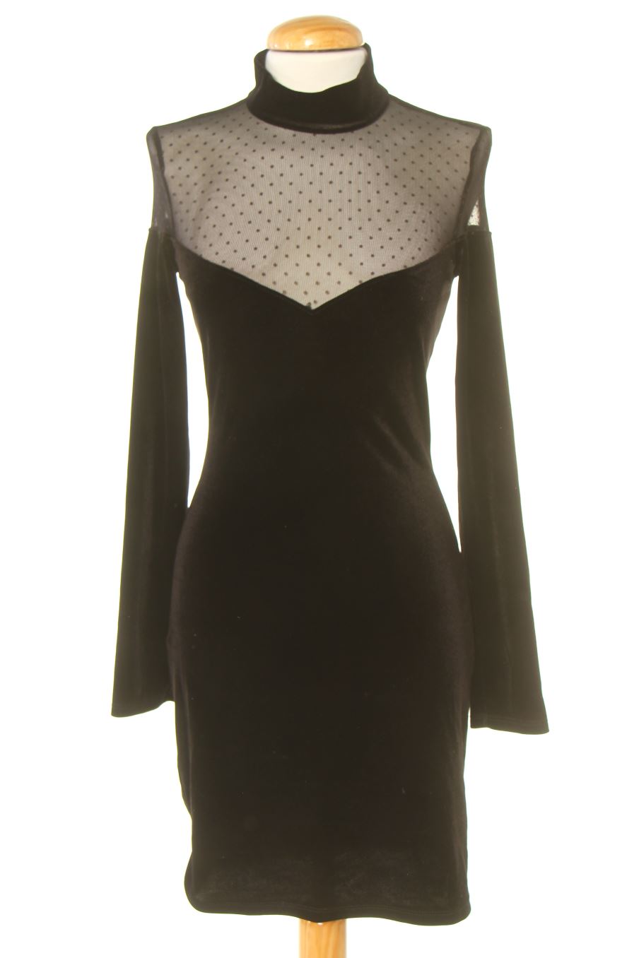 Robe Bershka de la taille M, de couleur noir de velours