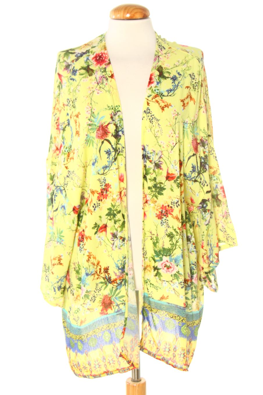 Kimono Pull & Bear de la taille M, de couleur fleurs