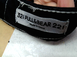 Jeans Pull & Bear de la taille 32, de couleur noir de denim