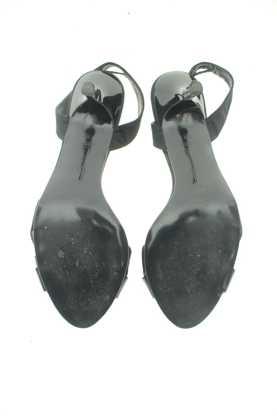 Sandalias tacon de Zara de la talla 39, de color negro de