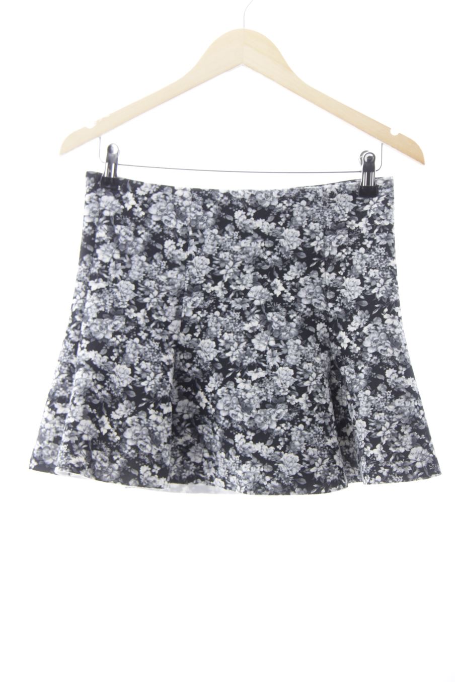 Falda de Pull & Bear de la talla M, de color flores
