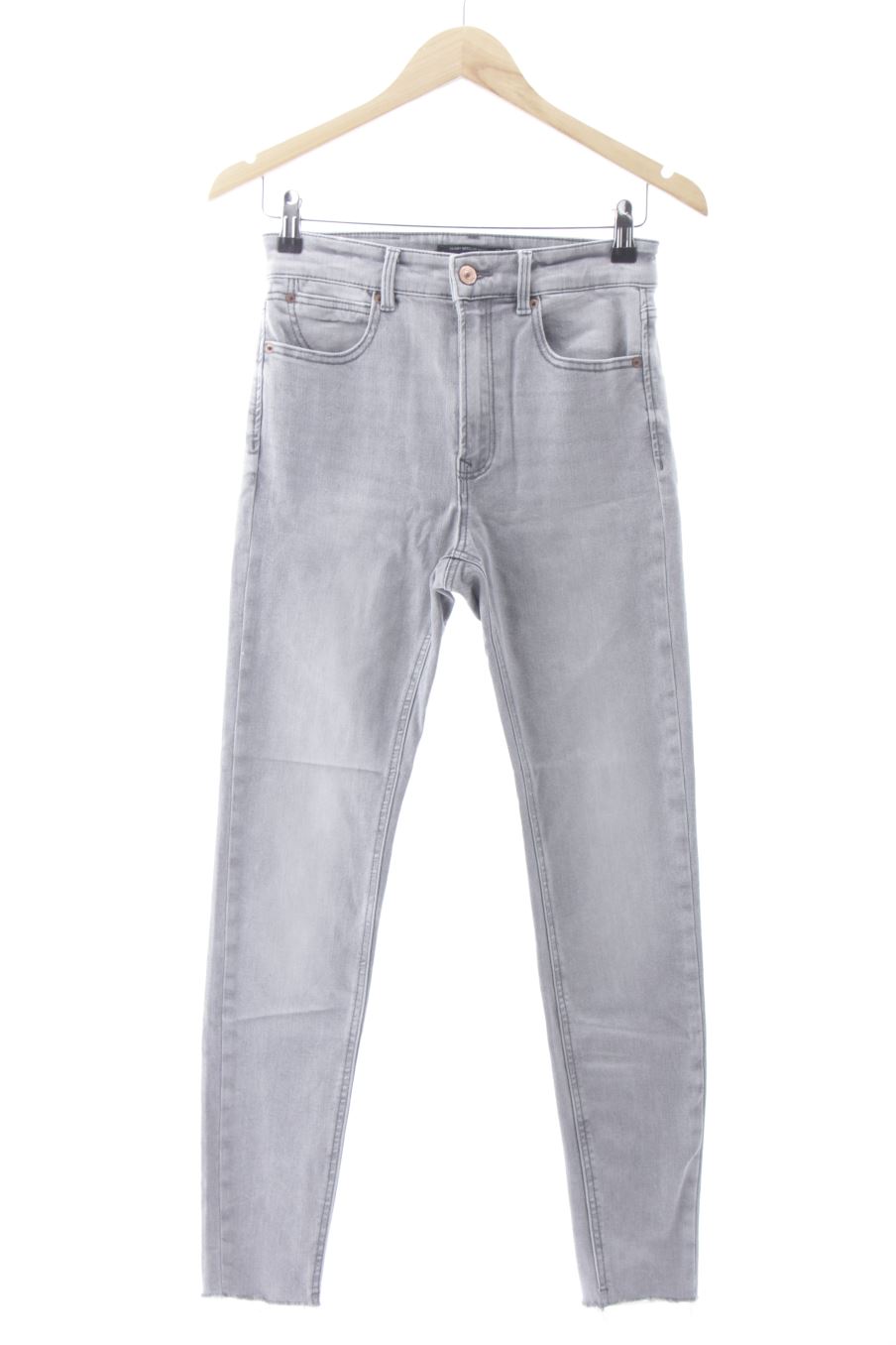 Vaquero de Stradivarius de la talla 38, de color gris de ropa vaquera