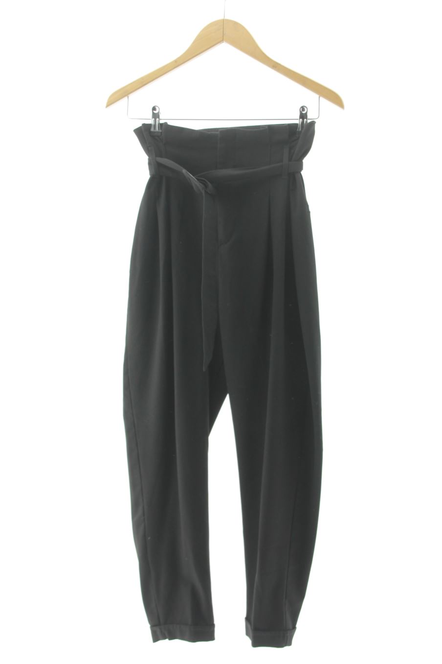 Pantalón de Bershka de la talla 38, de color negro