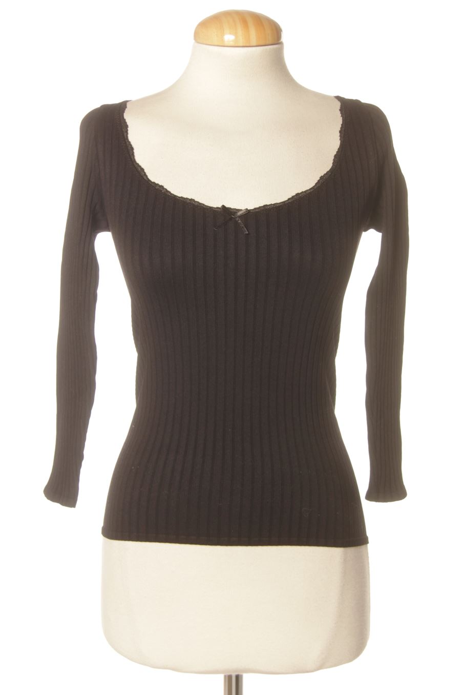 Pull Zara de la taille XS, de couleur noir