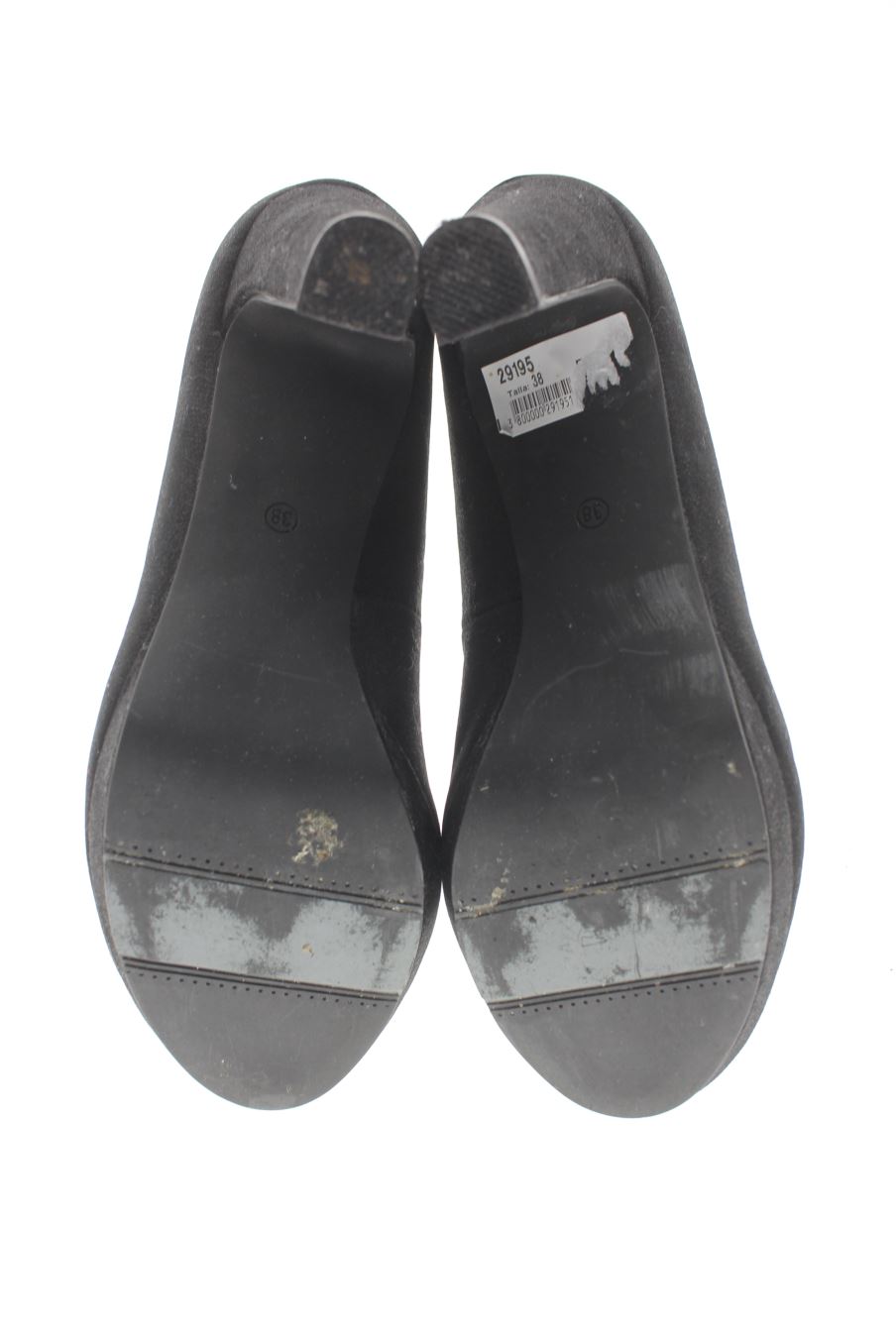 Zapatos de tacon de CHIKA 10 de la talla 38, de color negro de