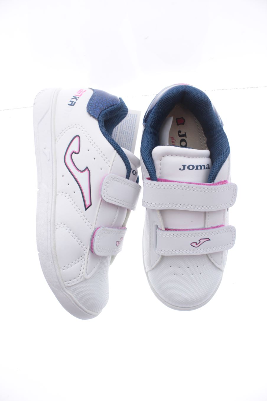 Chaussures de sport Joma de la taille 28 avec une étiquette