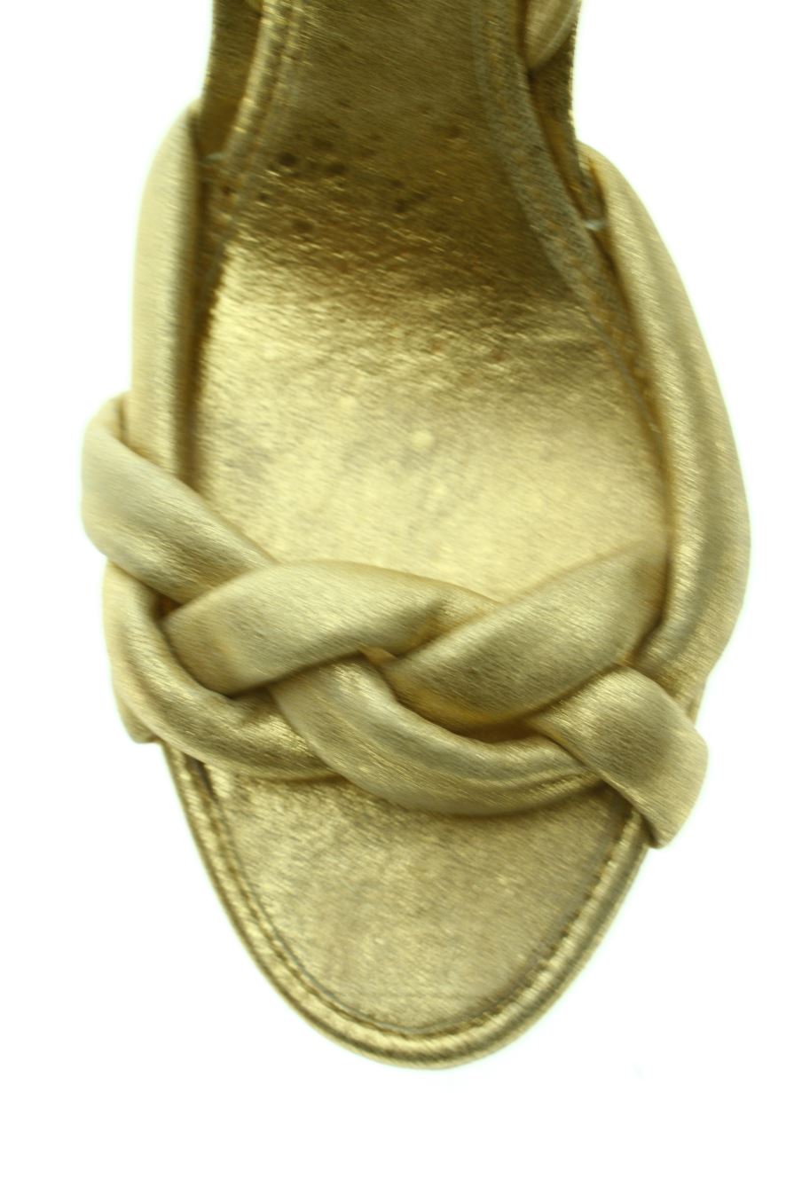 Sandalias tacon de BCBGMAXAZRIA de la talla 36, de color dorado de