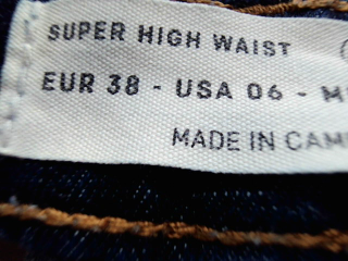Jeans Stradivarius de la taille 38, de couleur bleu de denim
