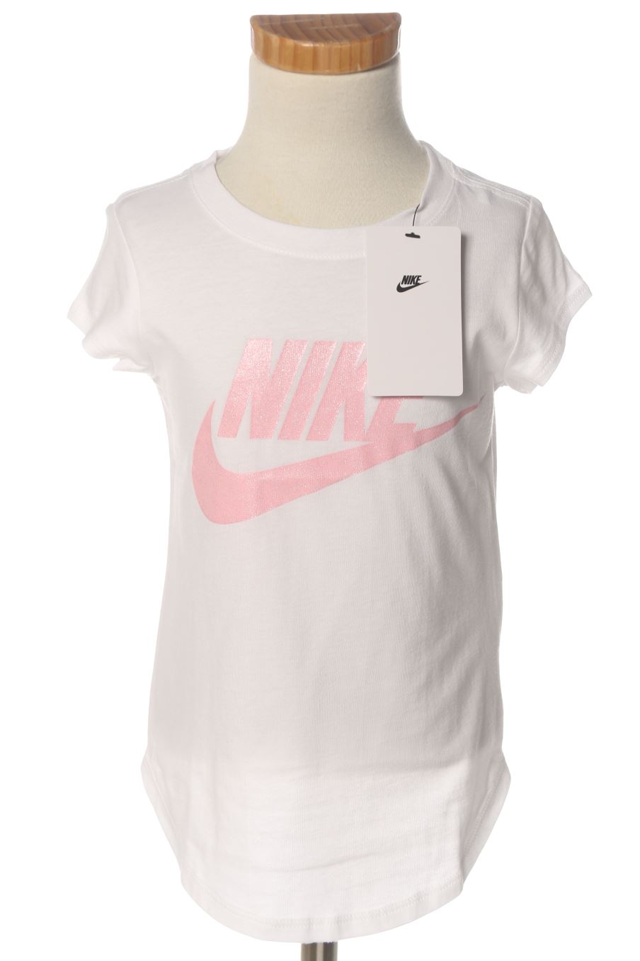 T-shirt Nike de la taille 5 ans avec une étiquette