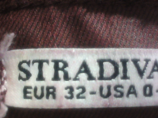Vaqueros de Stradivarius de la talla 32, de color burdeos de ropa vaquera