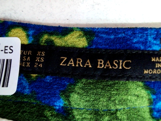Pantalón corto de Zara de la talla XS, de color flores
