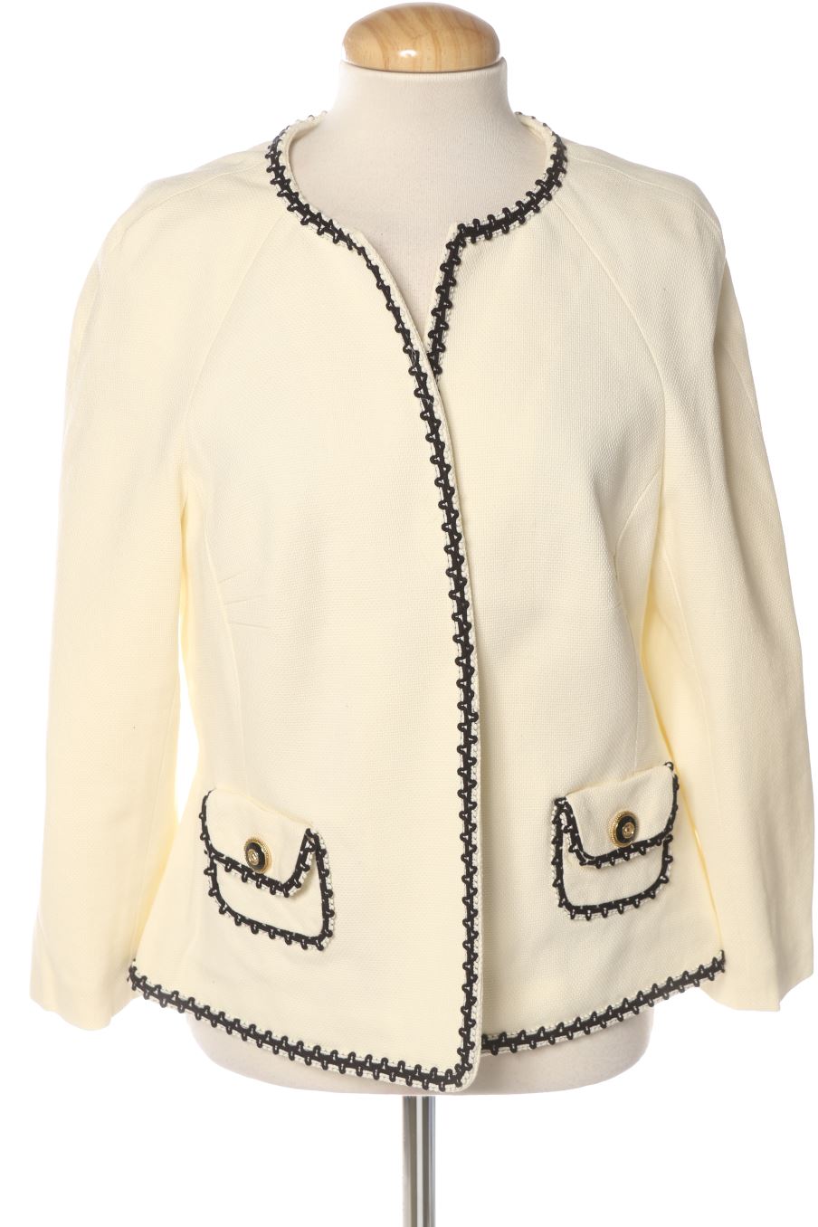 Cazadora de Purificación García de la talla 46, de color blanco
