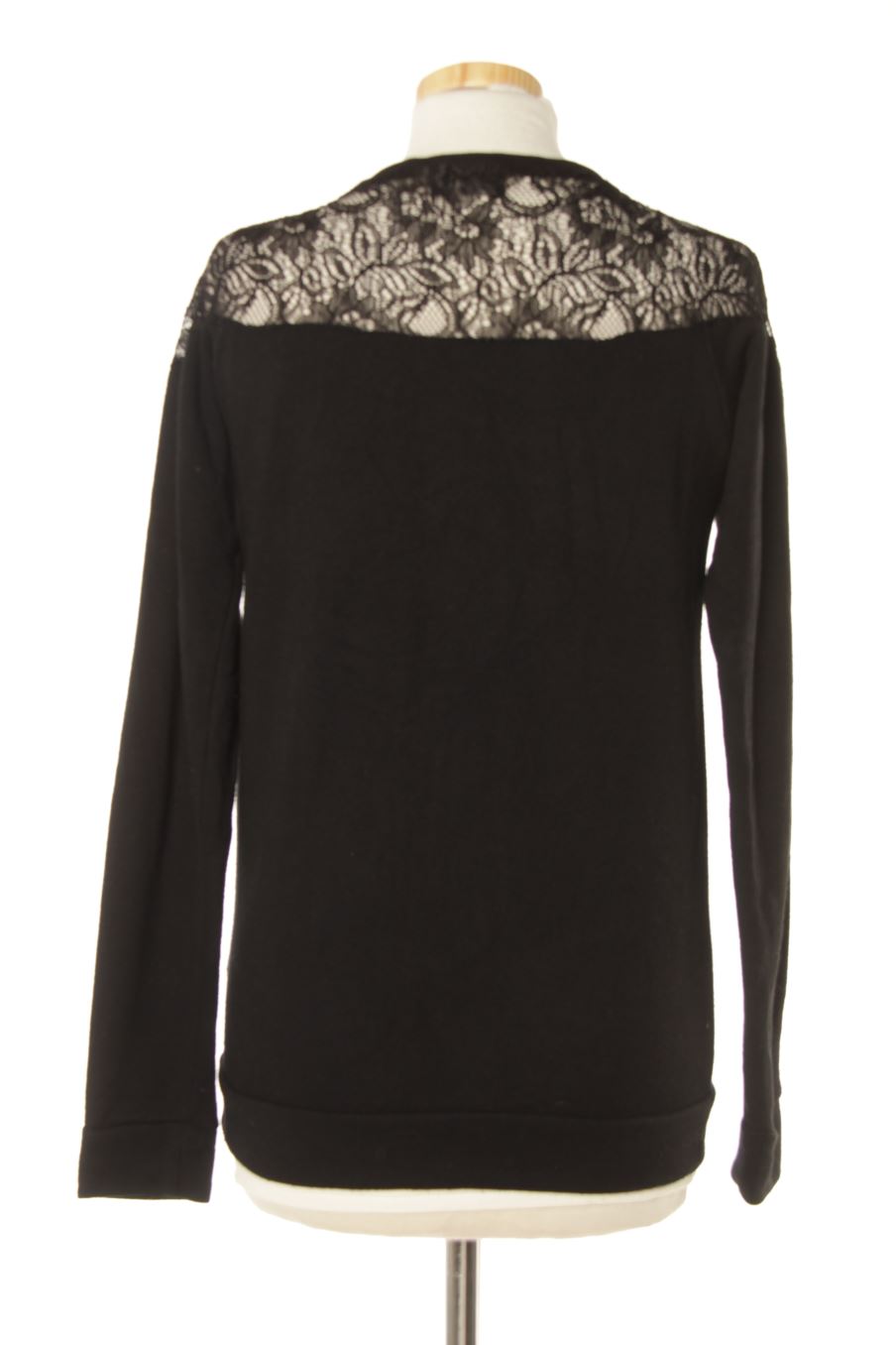 Pull Guess de la taille S, de couleur noir