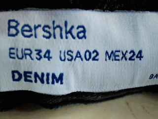 Falda de Bershka de la talla 34, de color negro de ropa vaquera