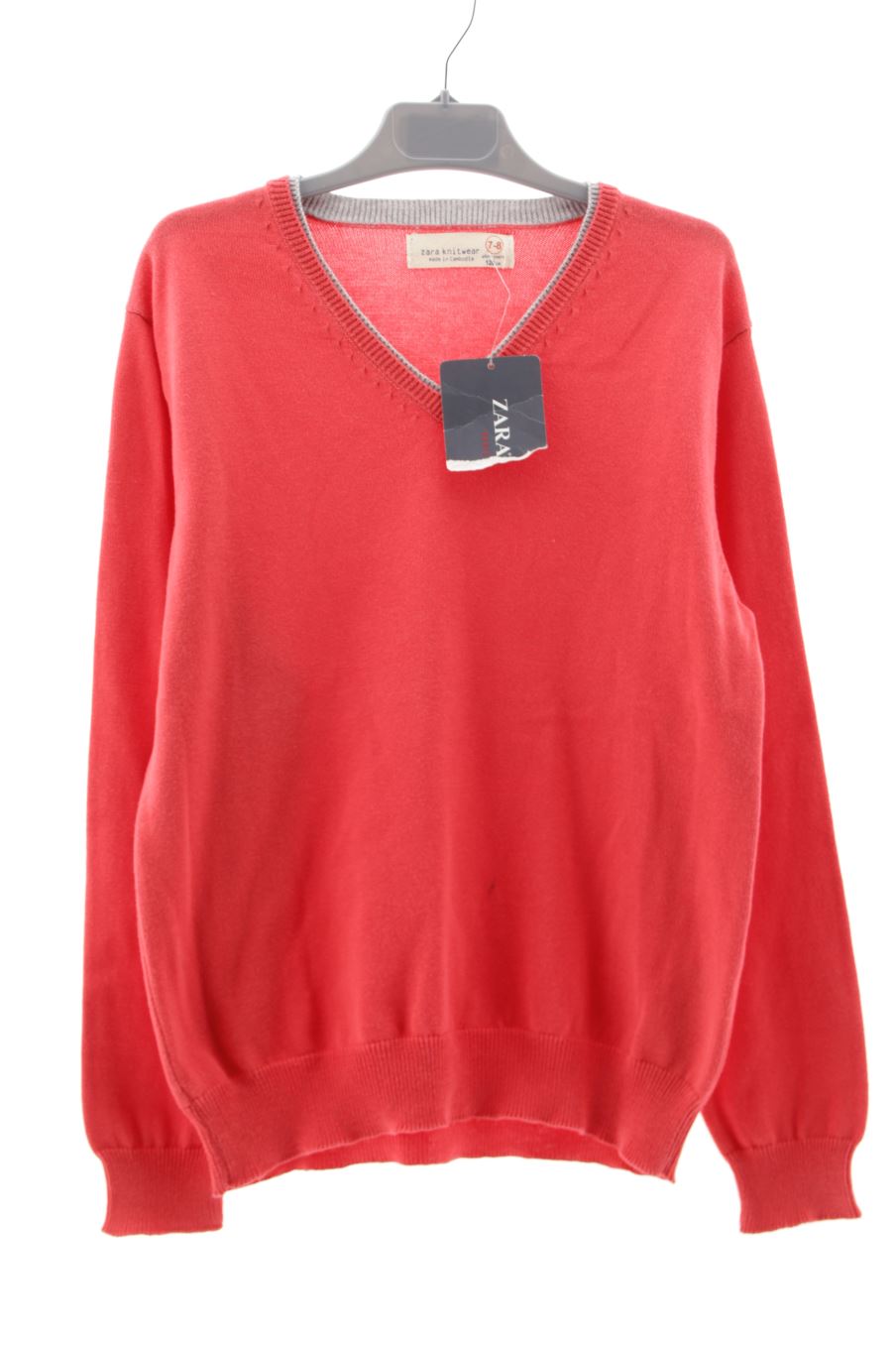 Pull Zara de la taille 7 ans avec une étiquette