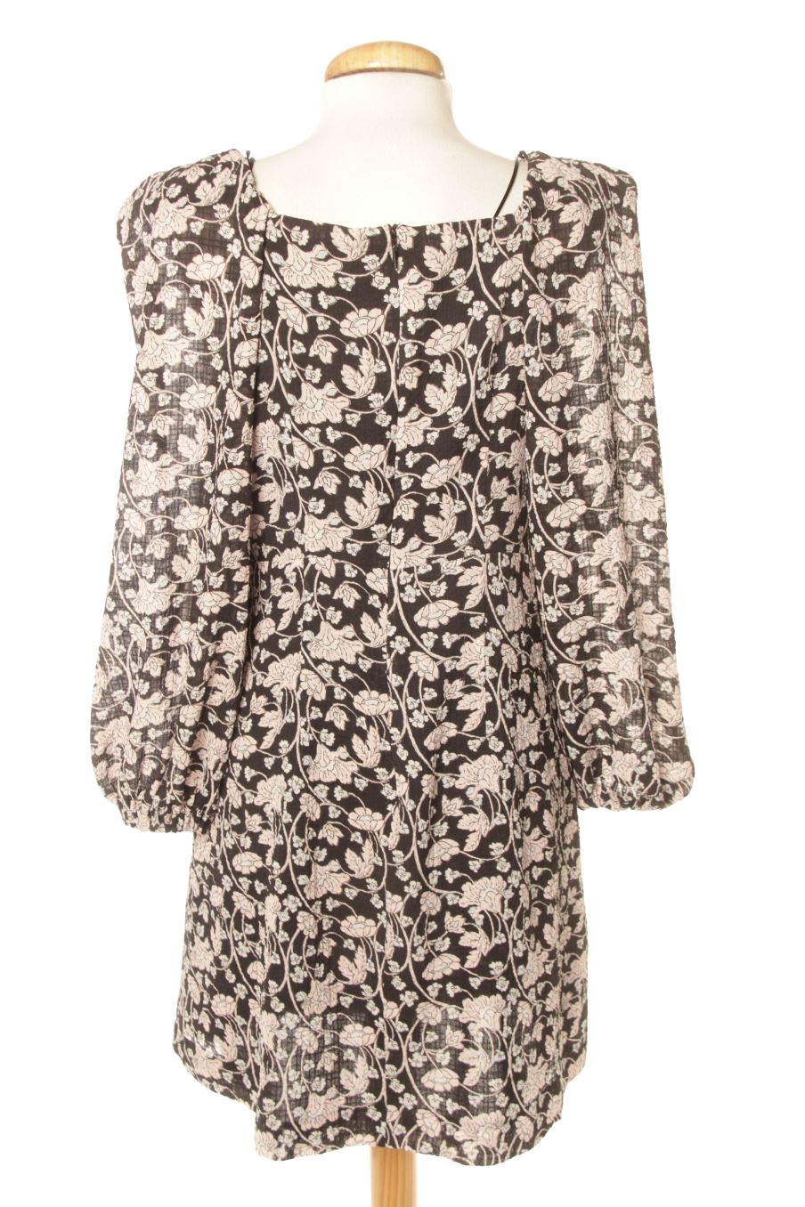 Robe casual Mango de la taille M, de couleur fleurs
