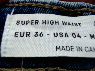 Jeans Stradivarius de la taille 36, de couleur bleu de denim