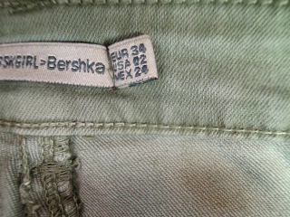 Jeans Bershka de la taille 34, de couleur vert de denim