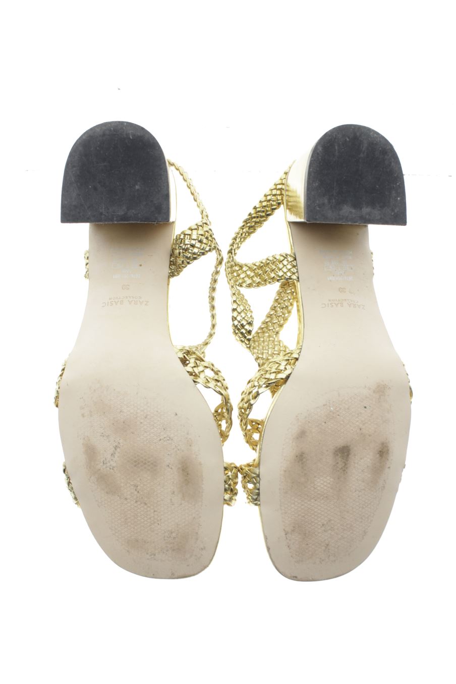 Sandalias tacon de Zara de la talla 39, de color dorado de