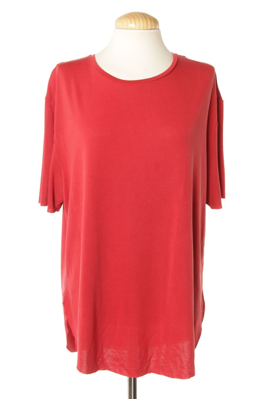 T-shirt Oysho de la taille M, de couleur rouge