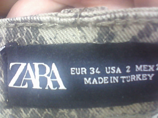 Jeans Zara de la taille 34, de couleur animal print de denim