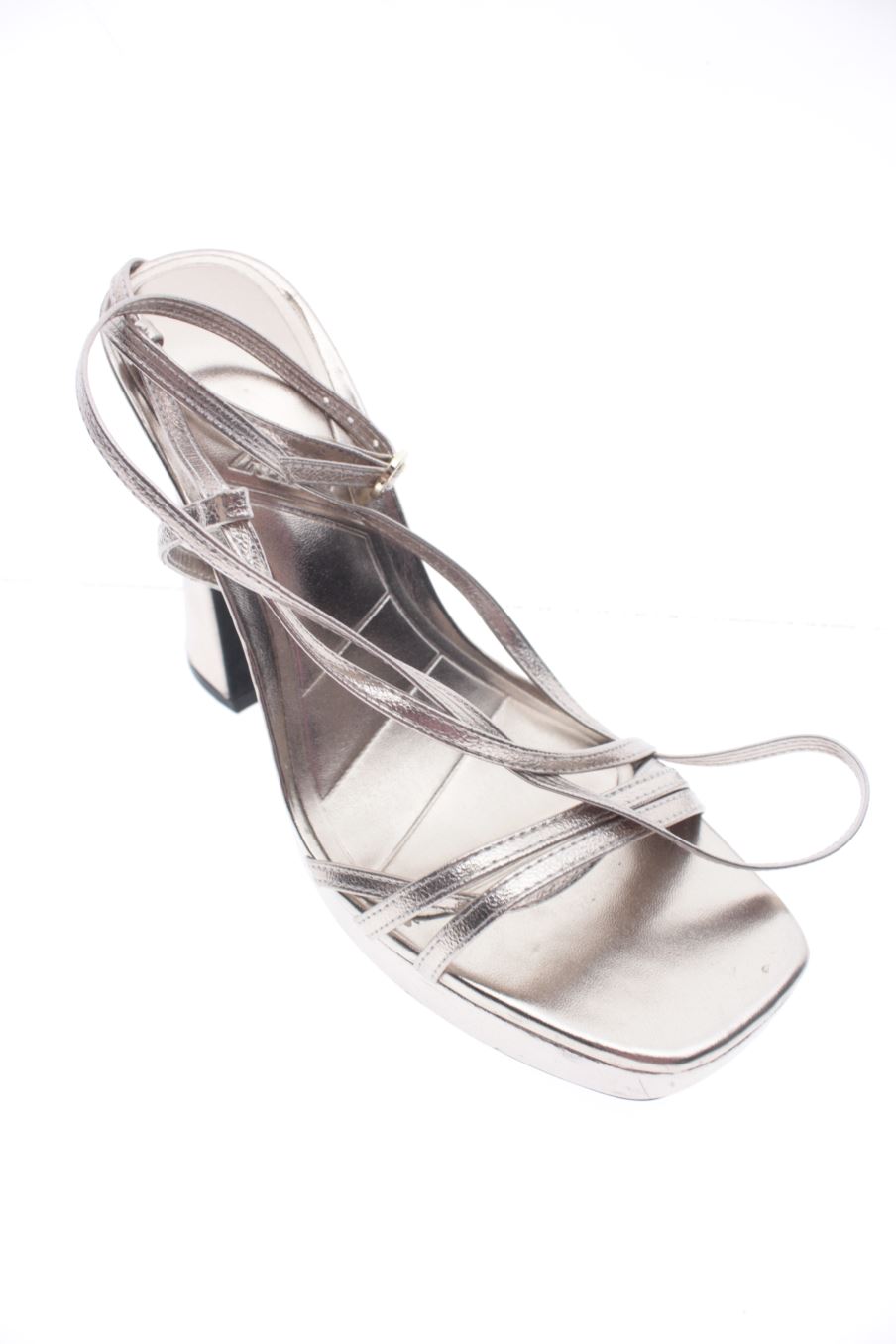 Sandalias tacon de Zara de la talla 37, de color argentato