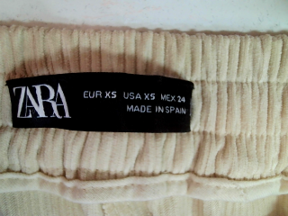 Pantalón de Zara de la talla XS, de color beige