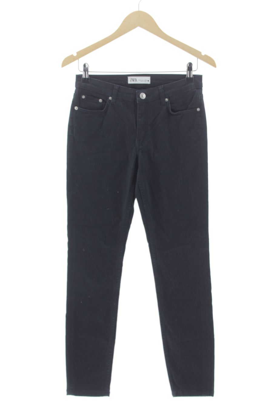 Vaquero de Zara de la talla 36, de color negro de ropa vaquera
