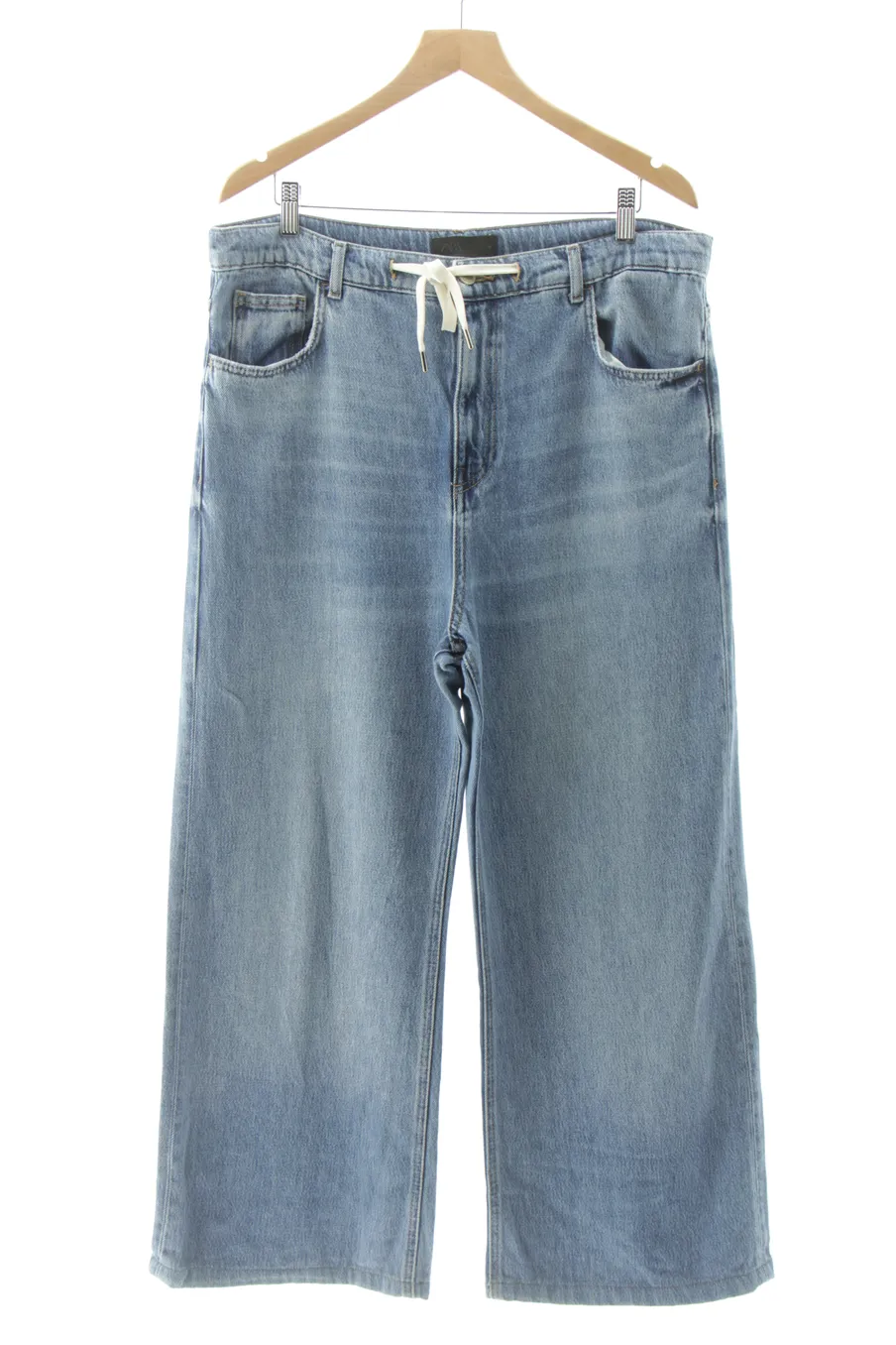 Jeans Zara de la taille 48, de couleur bleu de denim
