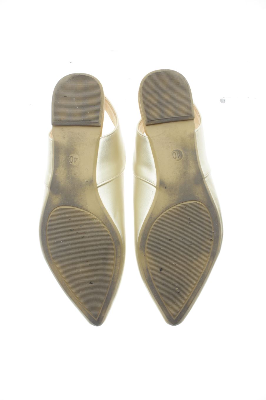 Sandalias planas de Mary Paz de la talla 40, de color dorado de